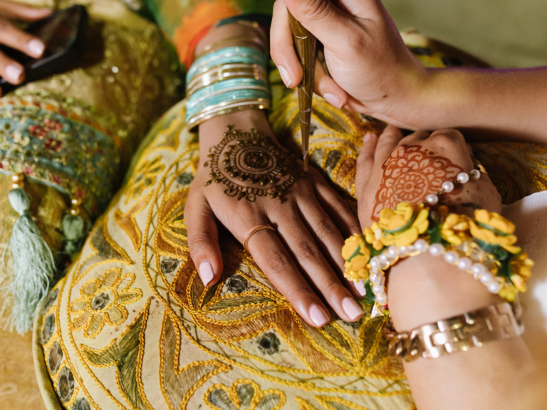 What natural henna is and how it is works.